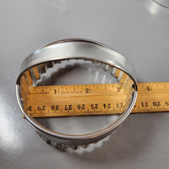 Vintage Metal Cookie Cutters with Handles Lot of 9 - Hearts, Stars, Animals - Picture 15 of 16